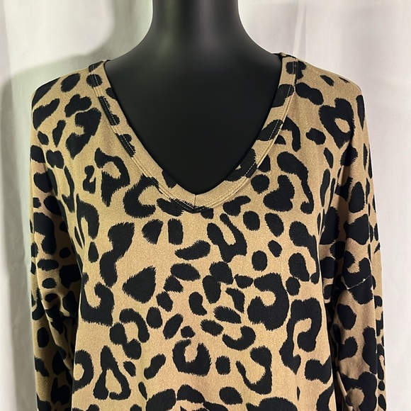🛍 6 for $35 • NWT HEIMISH USA Animal Print Oh So Soft Knit V-Neck Lounge Top - Picture 4 of 16